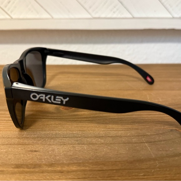 Oakley Frogskins sunglasses black with Prizm polarized lenses - Picture 6 of 9